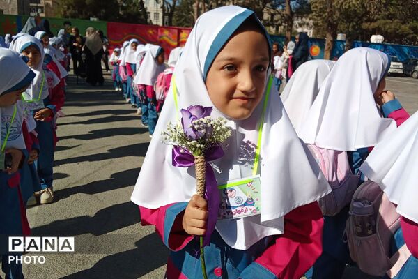 اولین زنگ شادی برای شکوفه‌های کلاس اول در دبستان روستایی عارف