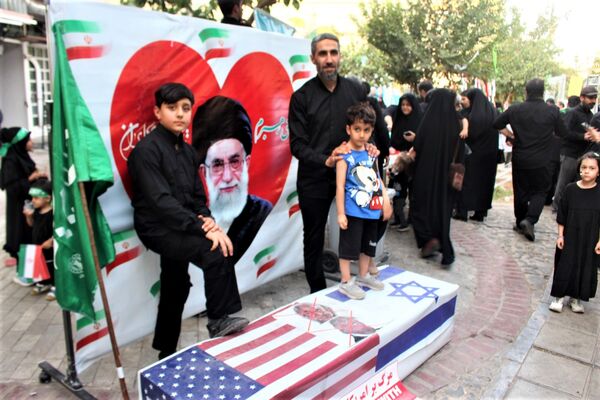 حماسه حضور نوجوانان کفن‌پوش قمی در راهپیمایی «عهد خون»