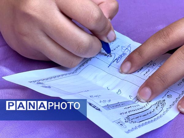 انتخابات پرشور شورای دانش‌آموزی در مدرسه صالح ادیب