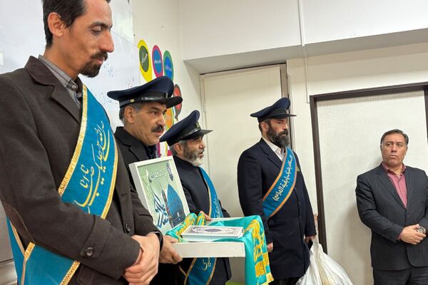 خادمان مسجد جمکران پرچم متبرک را به مدرسه شهید همت آوردند