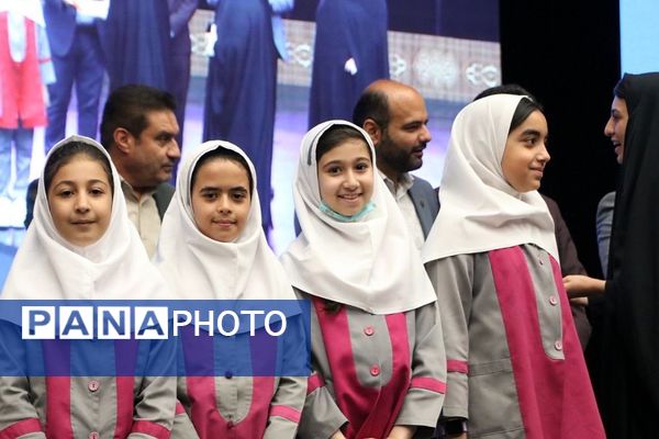 تقدیر از دانش‌آموزان برتر حوزه فرهنگی و هنری در آموزش و پرورش ناحیه یک شهرری