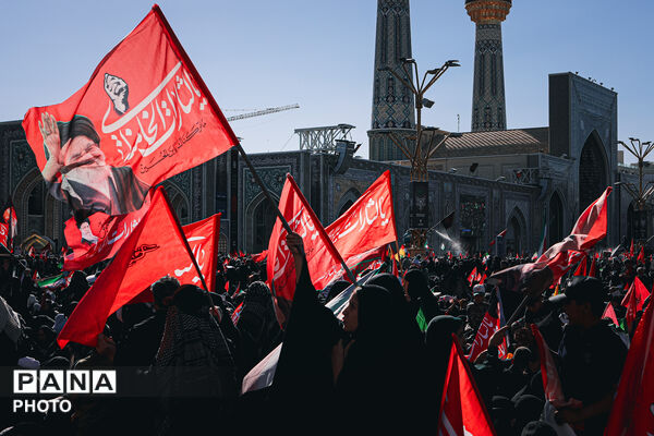 اقامه نماز بر پیکر مطهر رهبر شهید انقلاب در حرم مطهر رضوی-۲