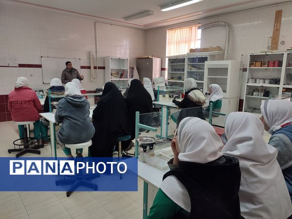 بازدید دانش‌آموزان مدرسه شکوفه‌های انقلاب از پژوهش‌سرای رازی