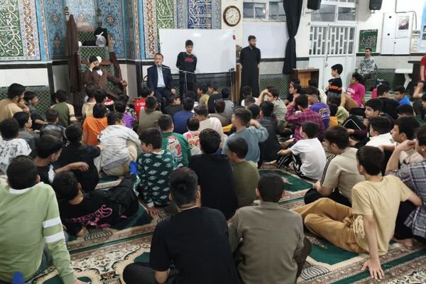 اعتکاف دانش آموزی در مسجد حضرت ابوالفضل قیامدشت