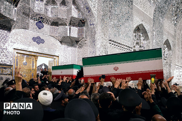 طواف پیکر رهبر شهید انقلاب بر گرد ضریح مطهر امام رضا علیه‌السلام