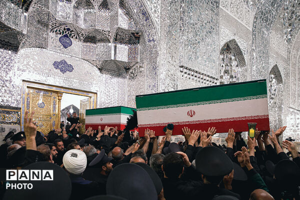 طواف پیکر رهبر شهید انقلاب بر گرد ضریح مطهر امام رضا علیه‌السلام