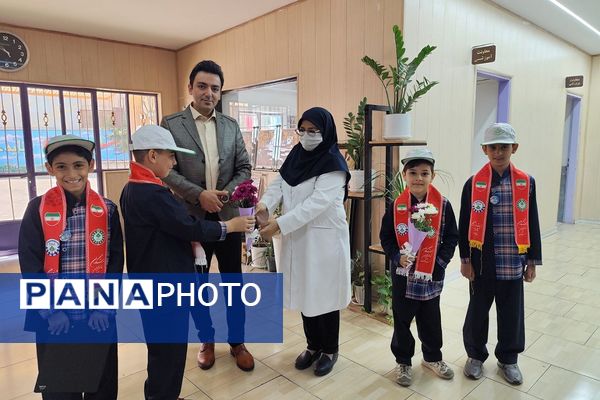 حضور دانش‌آموزان دبستان شهید قلنبر به مناسبت روز پرستار در بیمارستان فیروزآبادی شهرری 