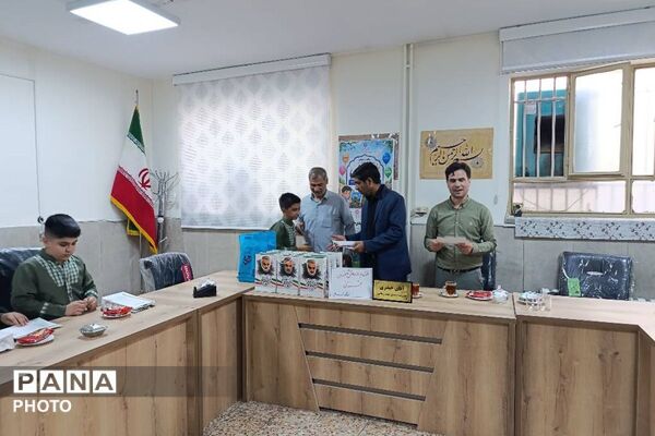 آیین تجلیل از دانش‌آموزان برتر مسابقات قرآن، عترت و نماز دبستان شهید رجایی شهرستان قدس