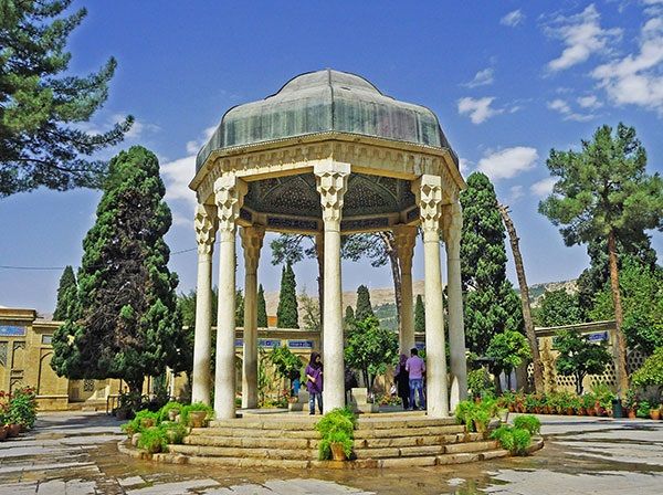 غزل‌های حافظ هنوز در جان ادبیات فارسی می‌تپند