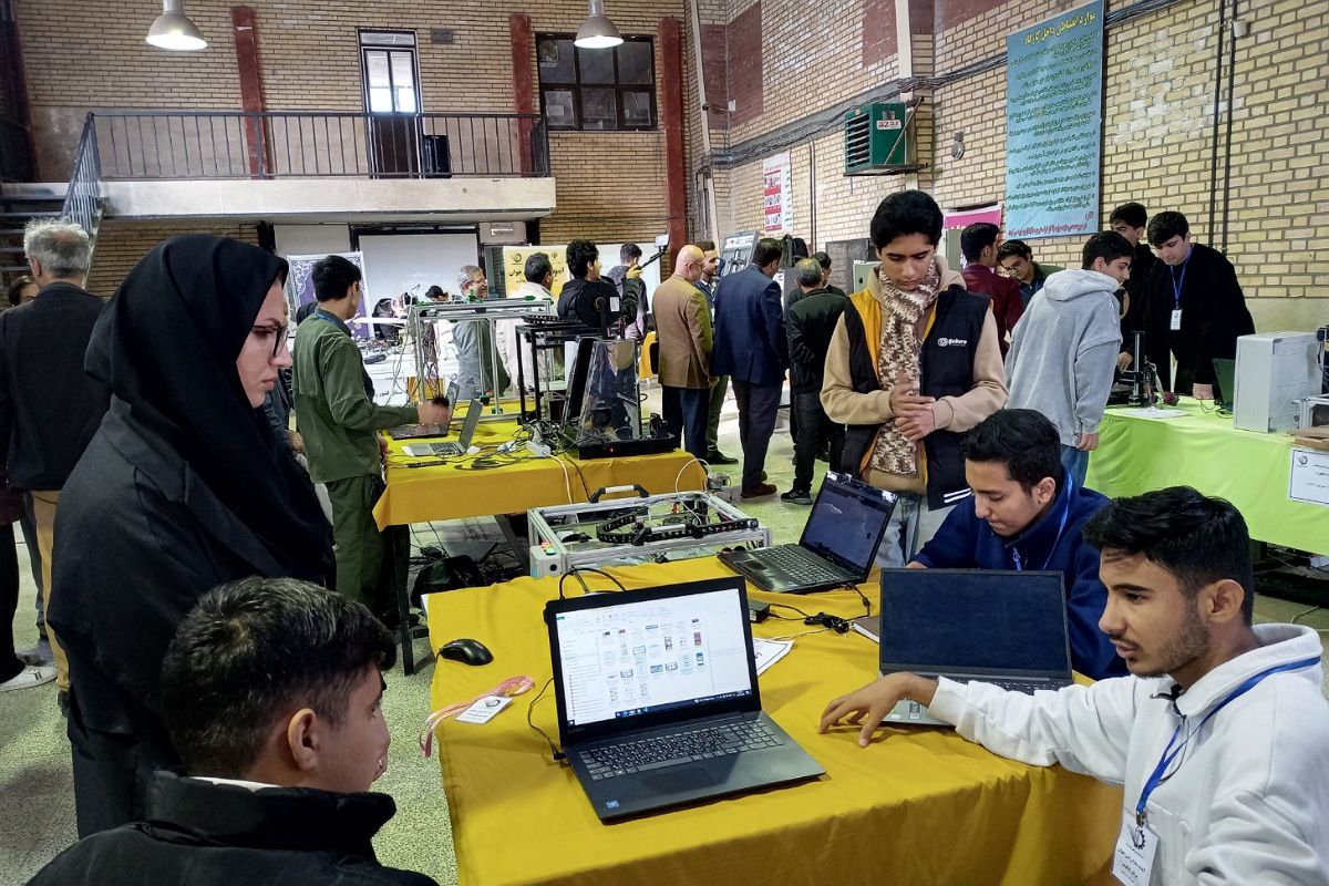 نمایشگاه دستاوردهای دانش‌آموزان هنرستان فنی حرفه‌ای‌ رباط‌کریم