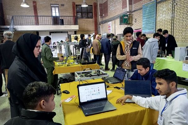 نمایشگاه دستاوردهای دانش‌آموزان هنرستان فنی حرفه‌ای‌ رباط‌کریم