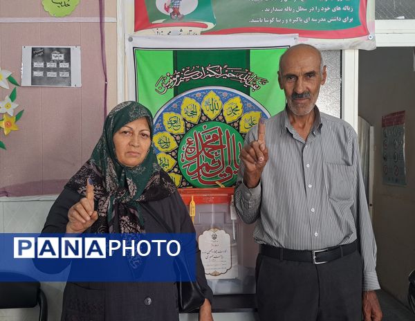 مردم‌ مشهد مثل همیشه با شور و نشاط آمدند تا ایران را بسازند