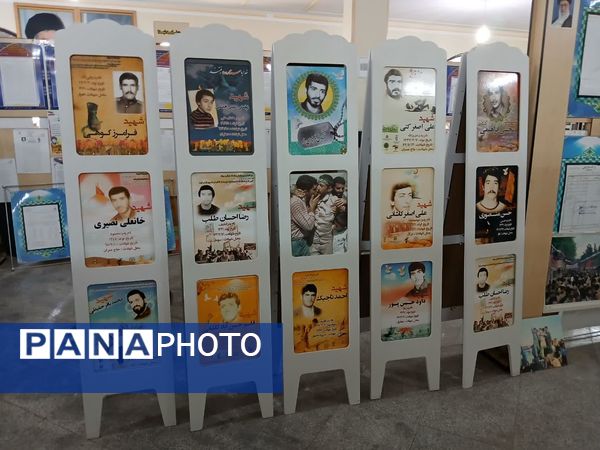 بازدید دانش‌آموزان از نمایشگاه دفاع مقدس واقع در مقبره شهدای گمنام شهرستان ورامین