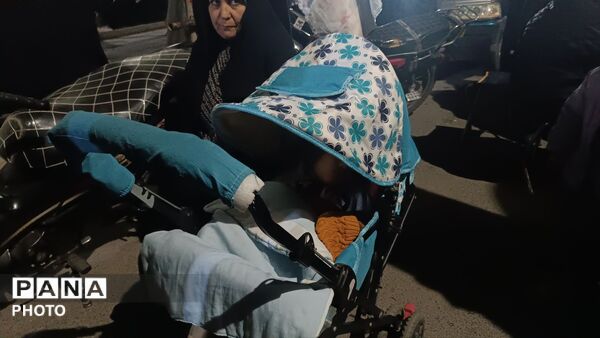 کودکان ایران حتی با کالسکه و سن کم هم پای آرمان های انقلاب اسلامی ایران ایستاده اند