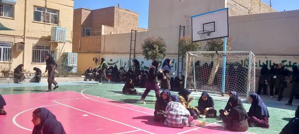 هم‌صدایی دو نسل در دبیرستان عفت؛ جشن شعبانیه و دهه فجر با رنگ همدلی