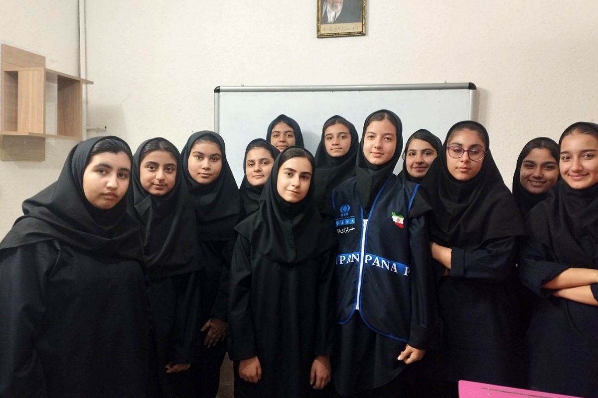 عکس یادگاری کلاس 8/2 دبیرستان مهردخت