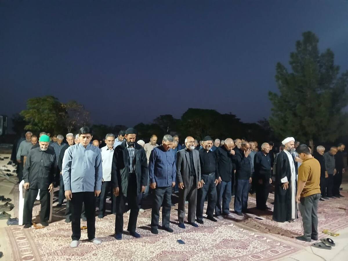 مراسم شبی با شهدا در محل گلزار شهدای روستای بزنجرد شهرستان خلیل‌آباد