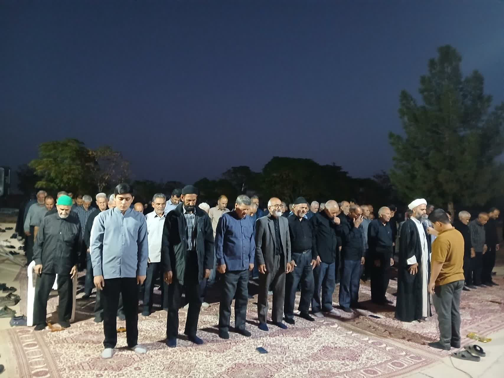مراسم شبی با شهدا در محل گلزار شهدای روستای بزنجرد شهرستان خلیل‌آباد