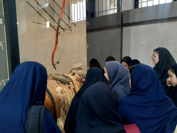 بازدید دانش آموزان  دبیرستان عصمتیه ناحیه پنج از باغ نادری 