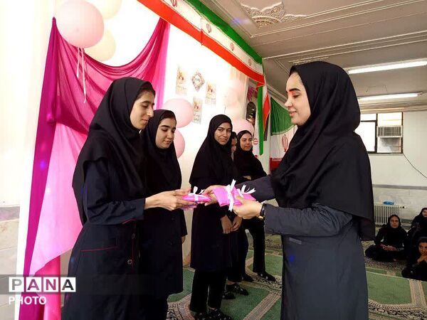 گرامیداشت روز پرستار در دبیرستان سید احمد فاتحی یک قم