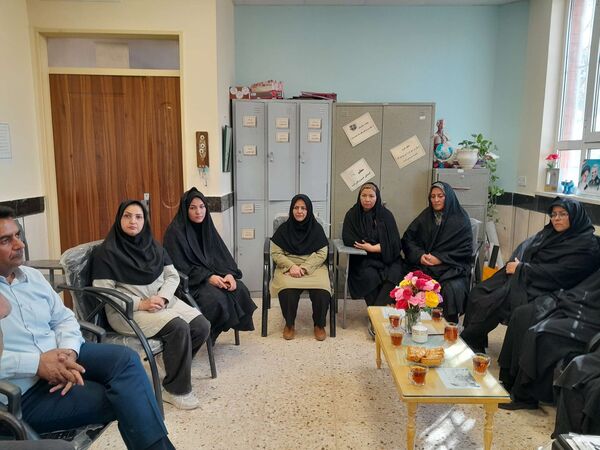 جلسه انجمن اولیا و مربیان در دبیرستان مادرمهربان خلیل آباد