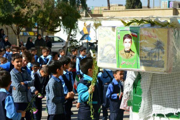 حضور پیکر شهید دانش‌آموز زینت بخش مدارس نجف‌آباد 