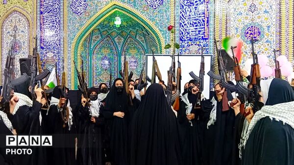 اجتماع بزرگ دختران جان فدای ایران وزنجیره دختران شقایق های دنا 