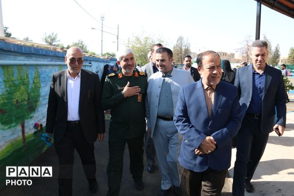 جشن شکوفه‌ها در دبستان ۲۲ بهمن یزد