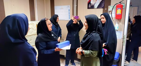 قدردانی دانش‌آموزان از پرستاران در روز پرستار