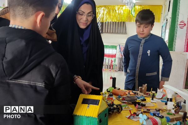 نمایشگاه دست سازه‌های دانش آموزی در دبستان پانزده خرداد ناحیه دو شهرری 