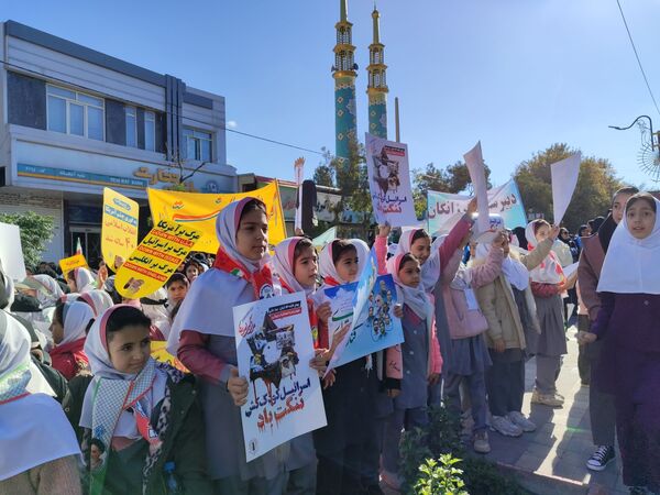 جوشش حماسه در گام های کوچک دانش آموزان امروز سفیران فردا