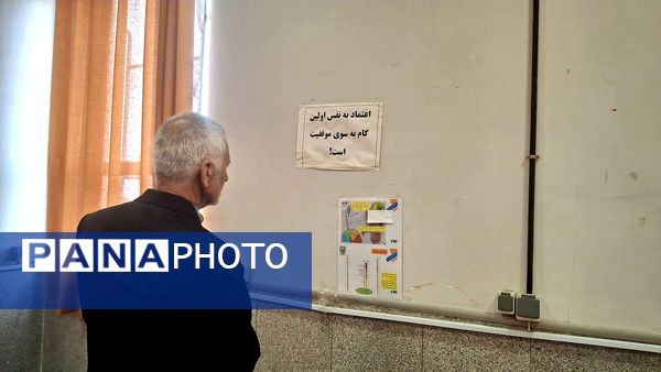 بازدید مسئولان و دانش‌آموزان از نمایشگاه دستاوردهای هنرستان بنت‌الهدی صدر