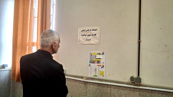 بازدید مسئولان و دانش‌آموزان از نمایشگاه دستاوردهای هنرستان بنت‌الهدی صدر