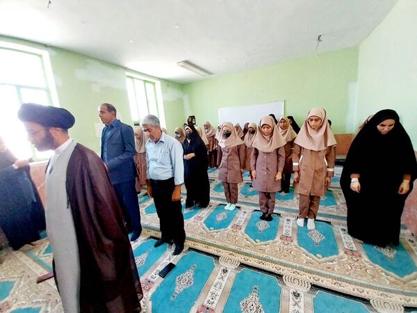 نماز جماعت در آموزشگاه شکوه زاویه فین