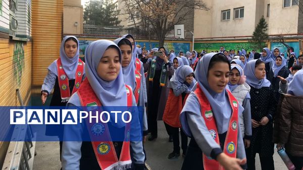 آیین نواختن زنگ چهل و هفتمین سالروز پیروزی انقلاب اسلامی در دبستان دخترانه فرهنگیان ۲