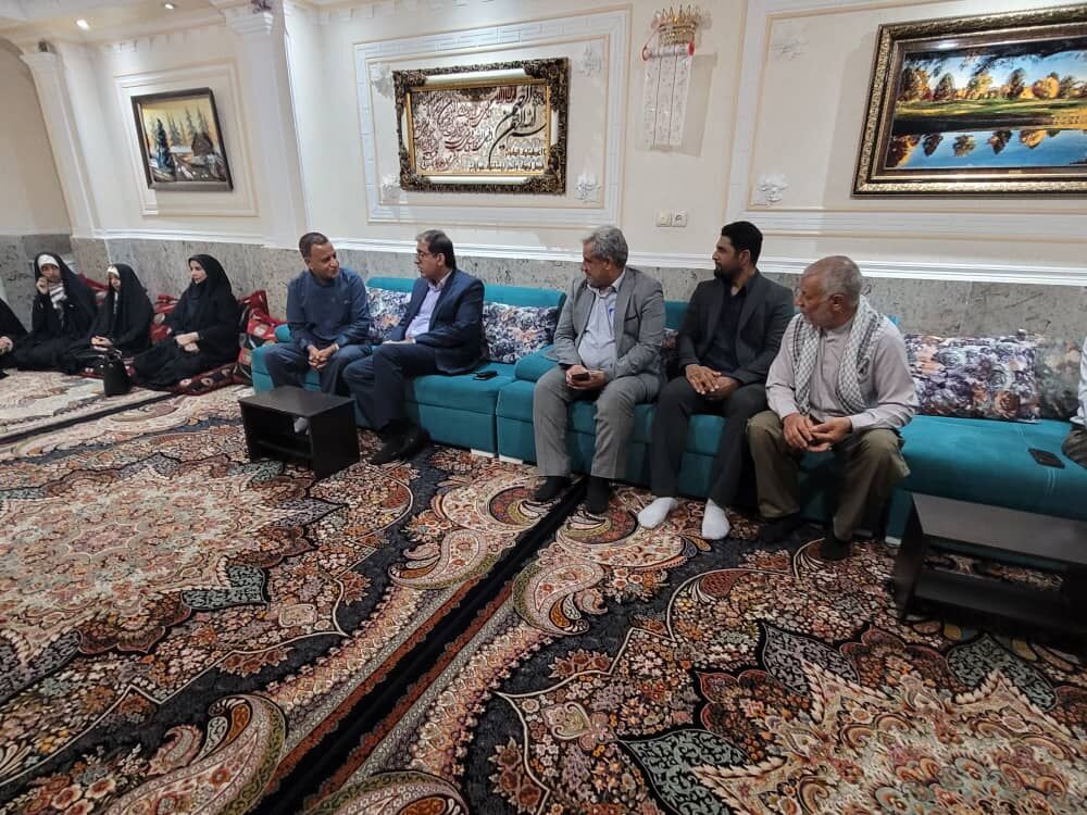 دیدار مسئولان آموزش و پرورش ناحیه یک بندرعباس با خانواده شهید رضا زارعی