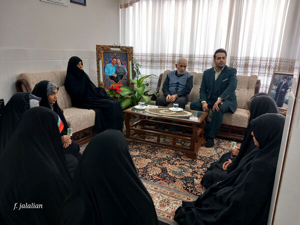 دیدار دختران رای اولی قم با خانواده شهید آقازاده نژاد