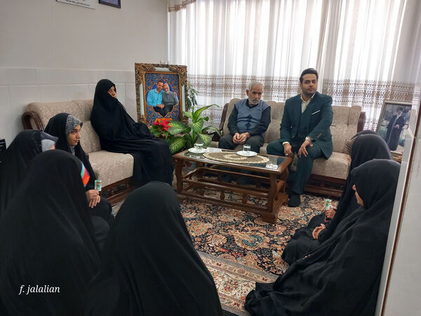 دیدار دختران رای اولی قم با خانواده شهید آقازاده نژاد
