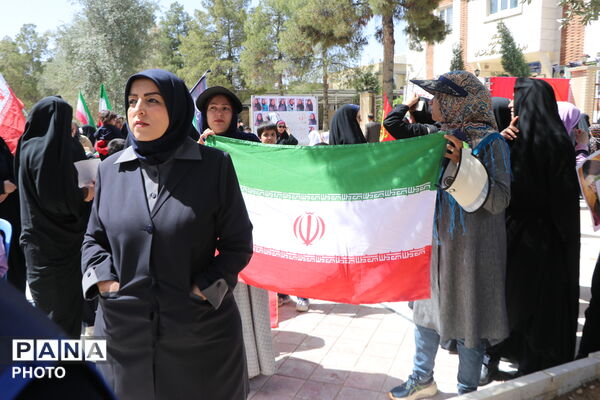 دانش‌آموزان و فرهنگیان زرقانی در بیتاب میناب 