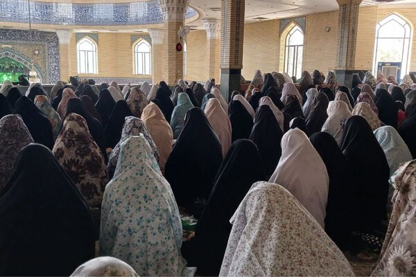 پاسخگویی و رفع مشکلات مردمی توسط مسئولان آموزش و پرورش در میز خدمت نماز جمعه