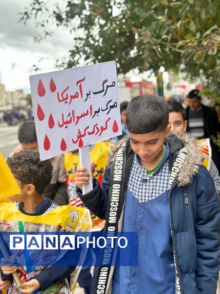 حضور دانش‌آموزان زنجانی در راهپیمایی روز ۱۳ آبان 