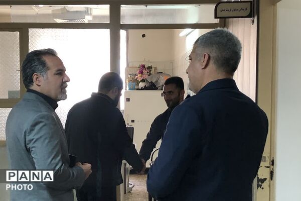 بازدید و عرض تبریک مدیر آموزش و پرورش ناحیه دو شهرری از کارکنان اداری