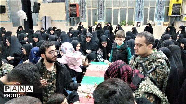 وداع اهالی منطقه بنیاد قم با پیکر مطهر دانش‌آموز شهید «حسینی مقدم»