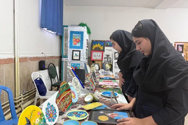 آیین افتتاحیه نمایشگاه هنری «ماها» در هنرستان شهید تاجیک بهارستان‌دو