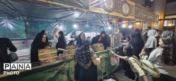 ایستگاه شادی در دروازه‌ی تهران؛ طعم شیرین میلاد در قلب راه‌آهن