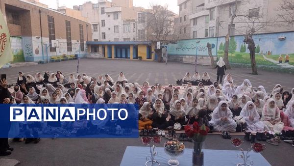 مراسم افطاری در دبستان دخترانه شهید باهنر با حضور دانش‌آموزان و اولیاء