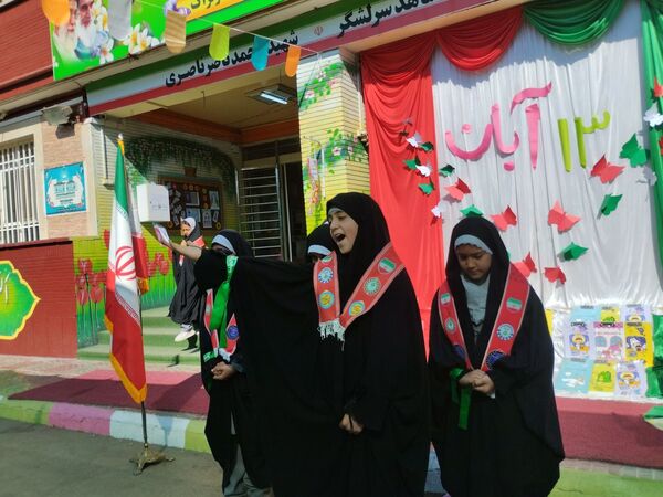 زنگ روز دانش آموز و تسخیر لانه جاسوسی دشمن در دبستان دخترانه شاهد شهید ناصری 