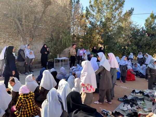 شور و هیجان در حیاط مدرسه