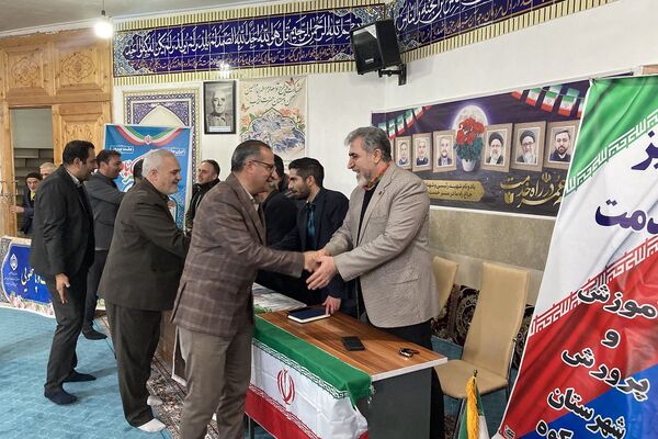 دهه فجر در آینه خدمات مردمی؛ برپایی میز خدمت و ایستگاه صلواتی