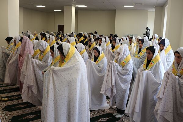 اقامه نماز جماعت در اردوی طرح تمشک در اردبیل